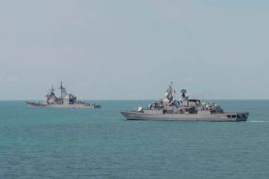 ▲美國海軍提康德羅加級驅逐艦順化市（USS Hue City）（左）在烏克蘭奧德賽港外演訓。（圖／美國海軍）