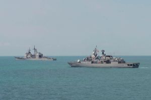 ▲美國海軍提康德羅加級驅逐艦順化市(USS Hue City)(左)在烏克蘭奧德賽港。(圖/美國海軍) ▲美國海軍提康德羅加級驅逐艦順化市(USS Hue City)(左)在烏克蘭奧德賽港外演訓。(圖/美國海軍)