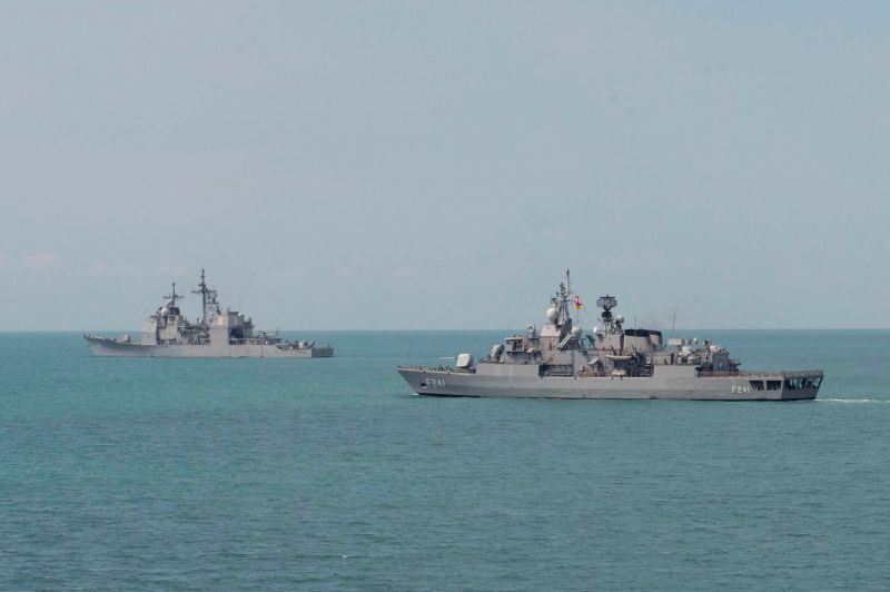 ▲美國海軍提康德羅加級驅逐艦順化市(USS Hue City)(左)在烏克蘭奧德賽港外演訓。(圖/美國海軍)