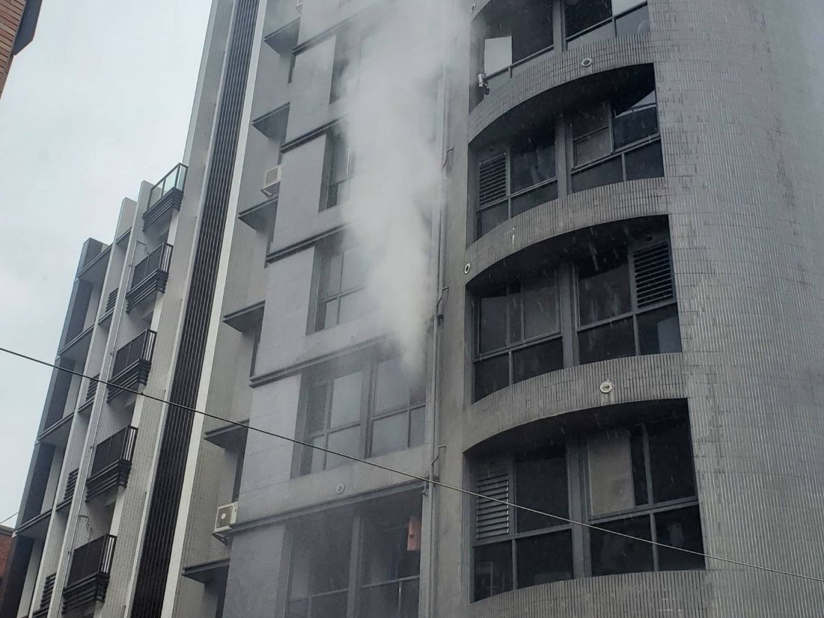 ▲新北市新店區一棟12樓高的建築物，14日上午發生火警。（圖／翻攝畫面）