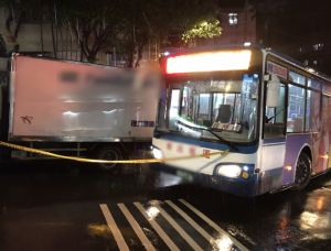 影／未拉手煞車！公車閃避不及追撞　駕駛肉身擋車畫面曝

