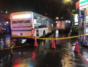 ▲新北市新店區13日晚間發生一起死亡車禍，小貨車駕駛疑未拉手煞車導致車輛向後滑行，後方公車迴轉閃避不及撞上，駕駛以「肉身擋車」夾擊搶救無效。（圖／翻攝畫面）