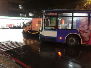 ▲新北市新店區13日晚間發生一起死亡車禍，小貨車駕駛疑未拉手煞車導致車輛向後滑行，後方公車迴轉閃避不及撞上，駕駛以「肉身擋車」夾擊搶救無效。（圖／翻攝畫面）