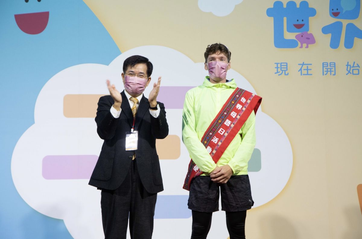 ▲教育部長潘文忠（左）和來自法國的台灣新住民吉雷米（右）合影。（圖／教育部提供）