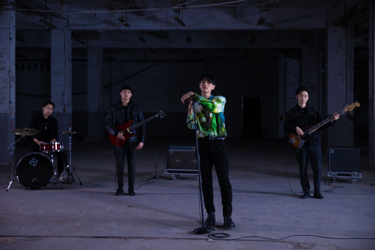 ▲HowZ（右二）在新歌《See Me On The Moon》MV中吊鋼絲，隔天因此全身痠痛。（圖／迷音樂Me Music提供）