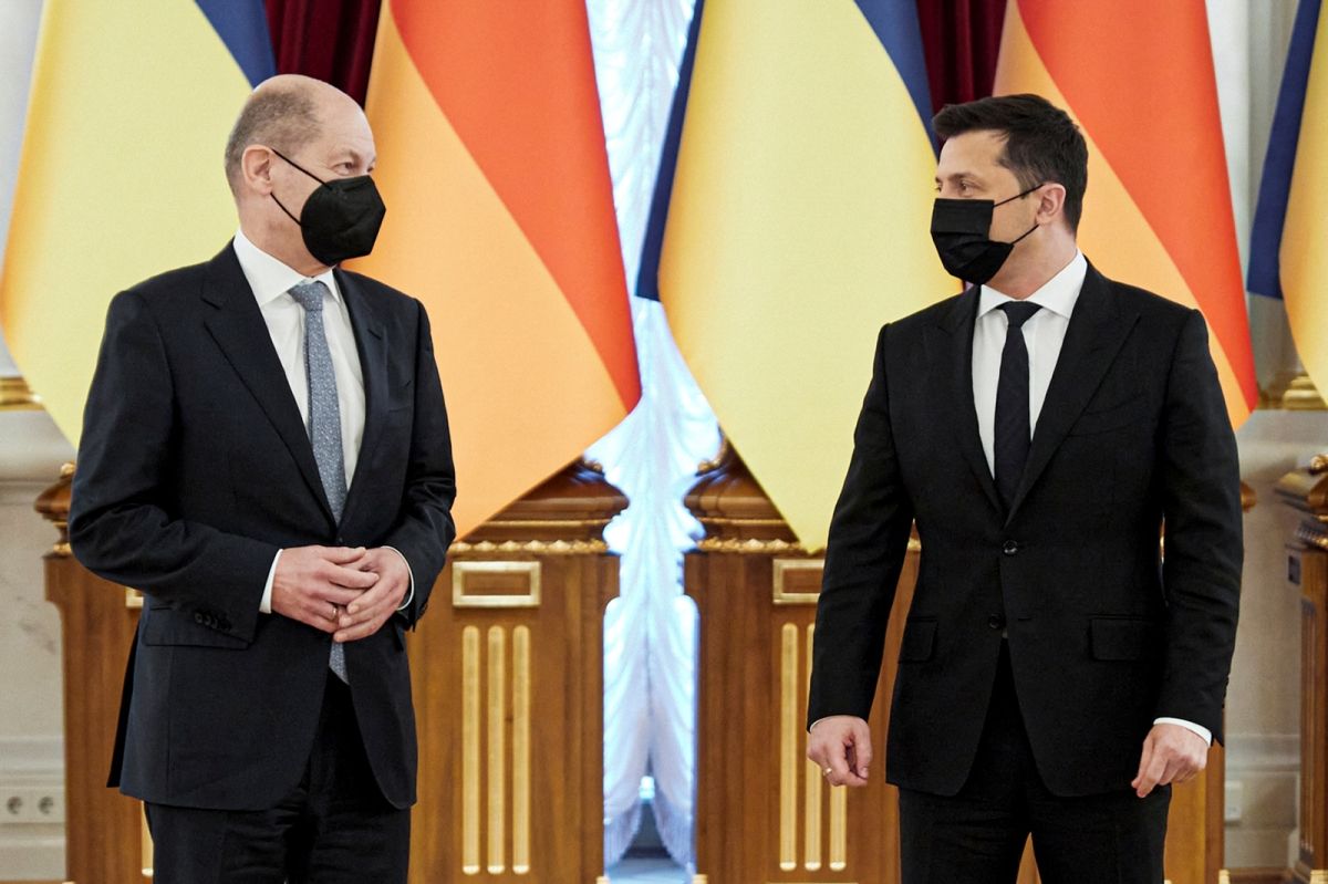 ▲德國總理蕭茲（左）形容俄羅斯在烏克蘭的軍事行動「赤裸裸違反」國際法，這是歐洲「黑暗的一天」。圖為他與烏克蘭總統澤倫斯基會面資料照。（圖／美聯社／達志影像）