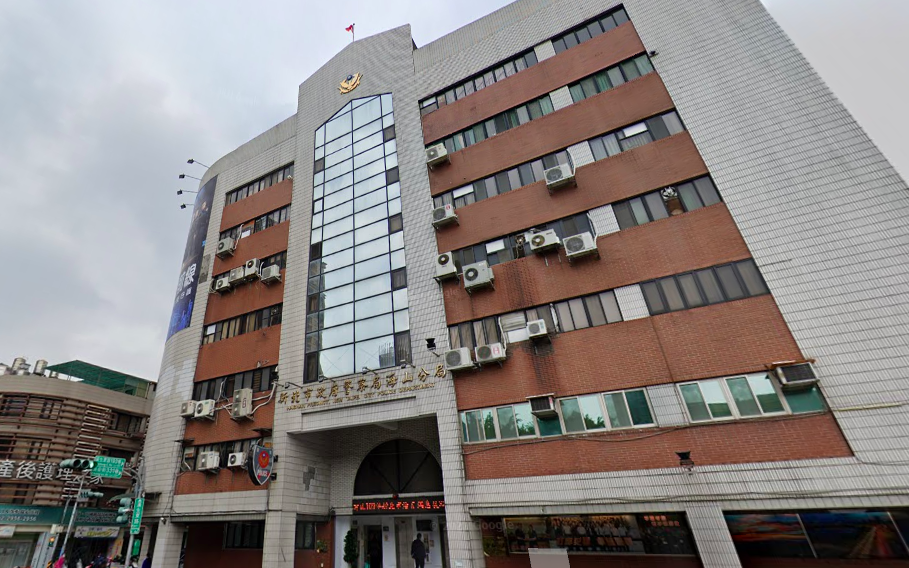 ▲新北市板橋7日發生暴力事件，一名29歲的胡姓男子和27歲的白姓女友，在四維路旁抽菸時，突然有4名惡煞衝上前，持球棒當街毆打。（圖／翻攝自GoogleMap）