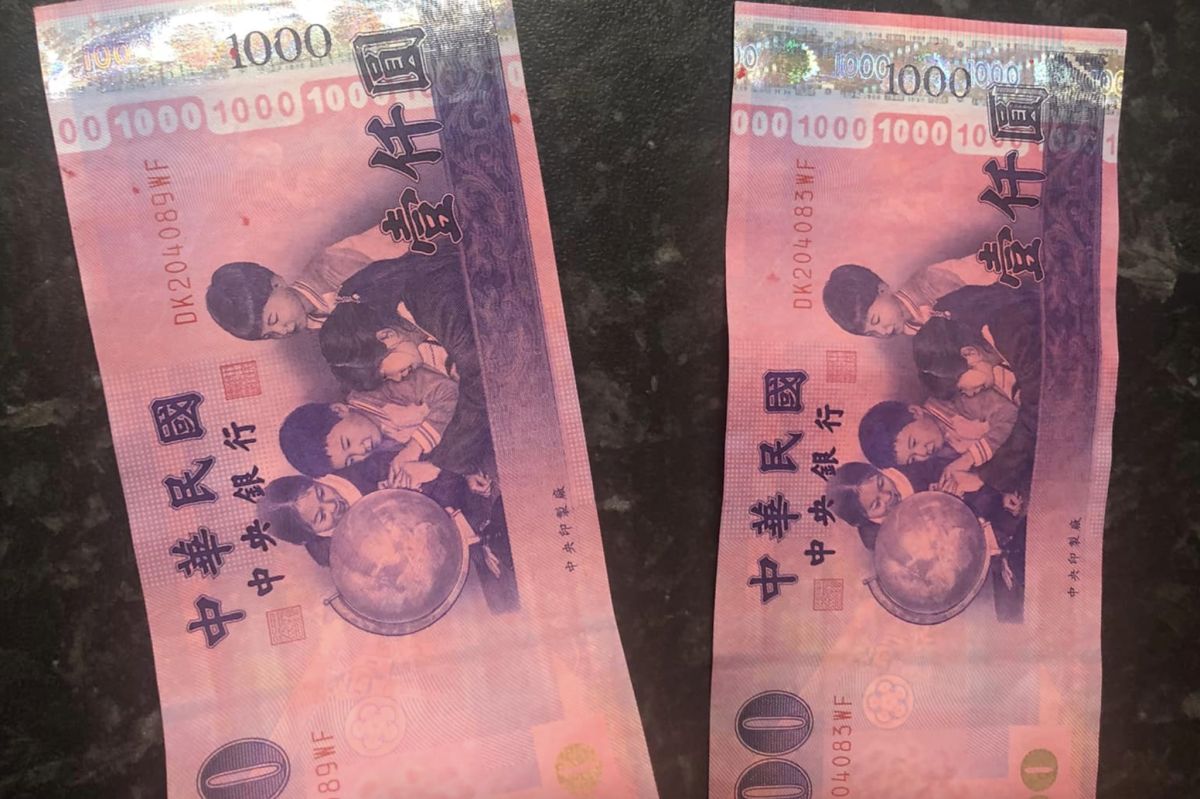 ▲一名網友指出，他近日到ATM領錢時，居然拿到兩張「粉色千鈔」。（圖／翻攝自臉書「爆廢公社公開版」）