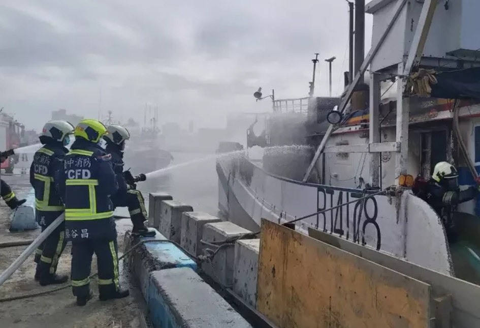 台中梧棲漁港「火燒船」！竄出濃煙火光　消防疾馳救援
