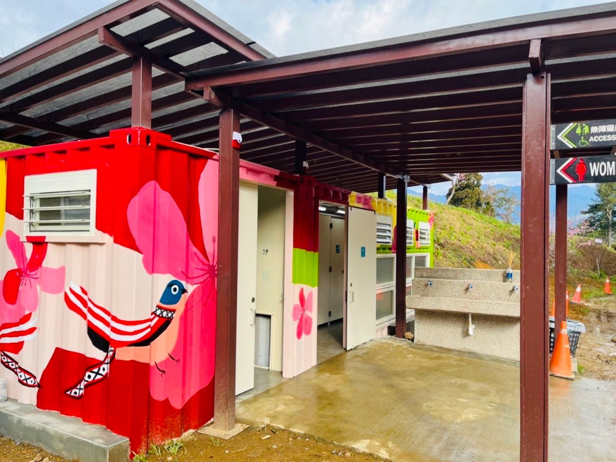 梨山千櫻園賞櫻花 占卜鳥彩繪廁所屋吸睛
