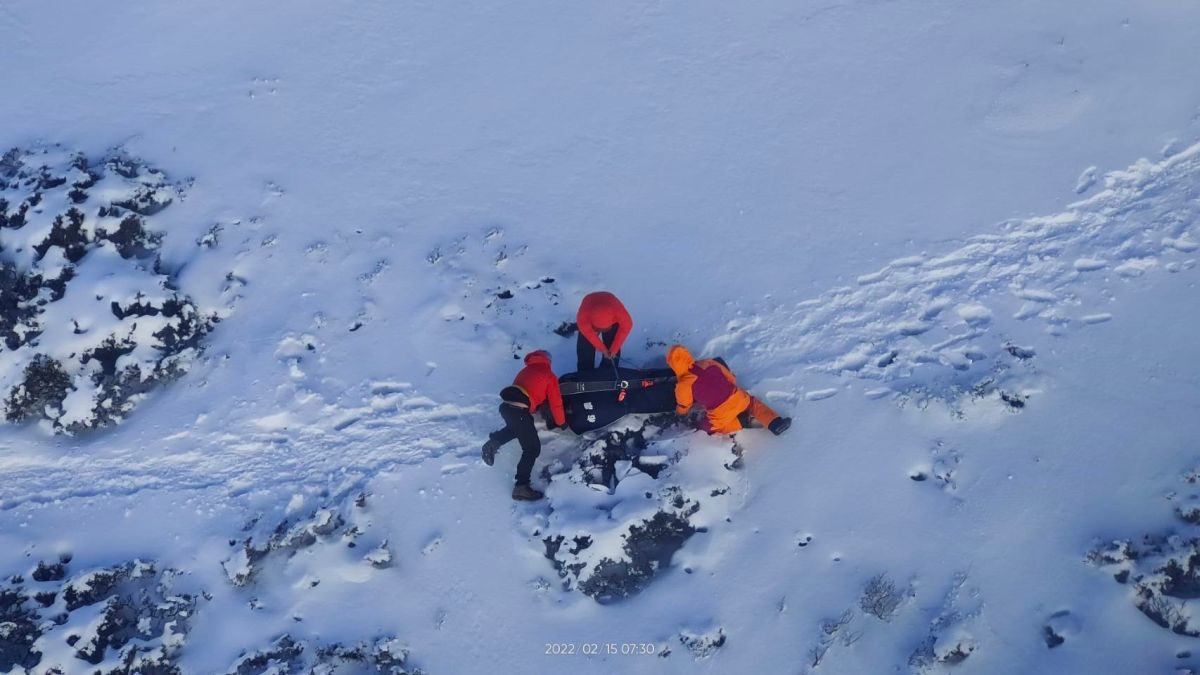 2男摔落雪山谷　黑鷹直升機急救援
