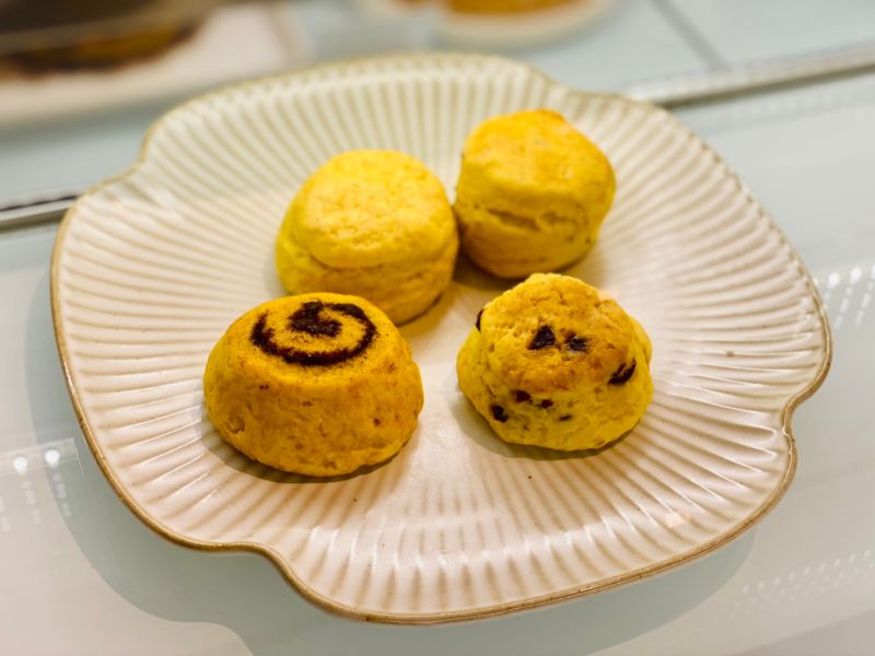 ▲加入南瓜泥的司康,色澤偏黃,以肉桂捲口味最受歡迎。(圖/記者蕭涵云攝)