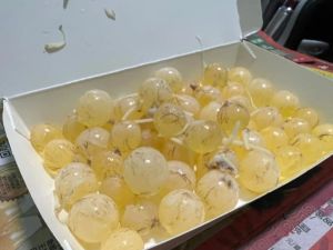 ▲一名女網友在台南鹽水意外找到童年料理，但畫面中一顆顆淡黃色玻璃彈珠，讓許多人霧煞煞。（圖／翻攝爆廢公社公開版臉書）