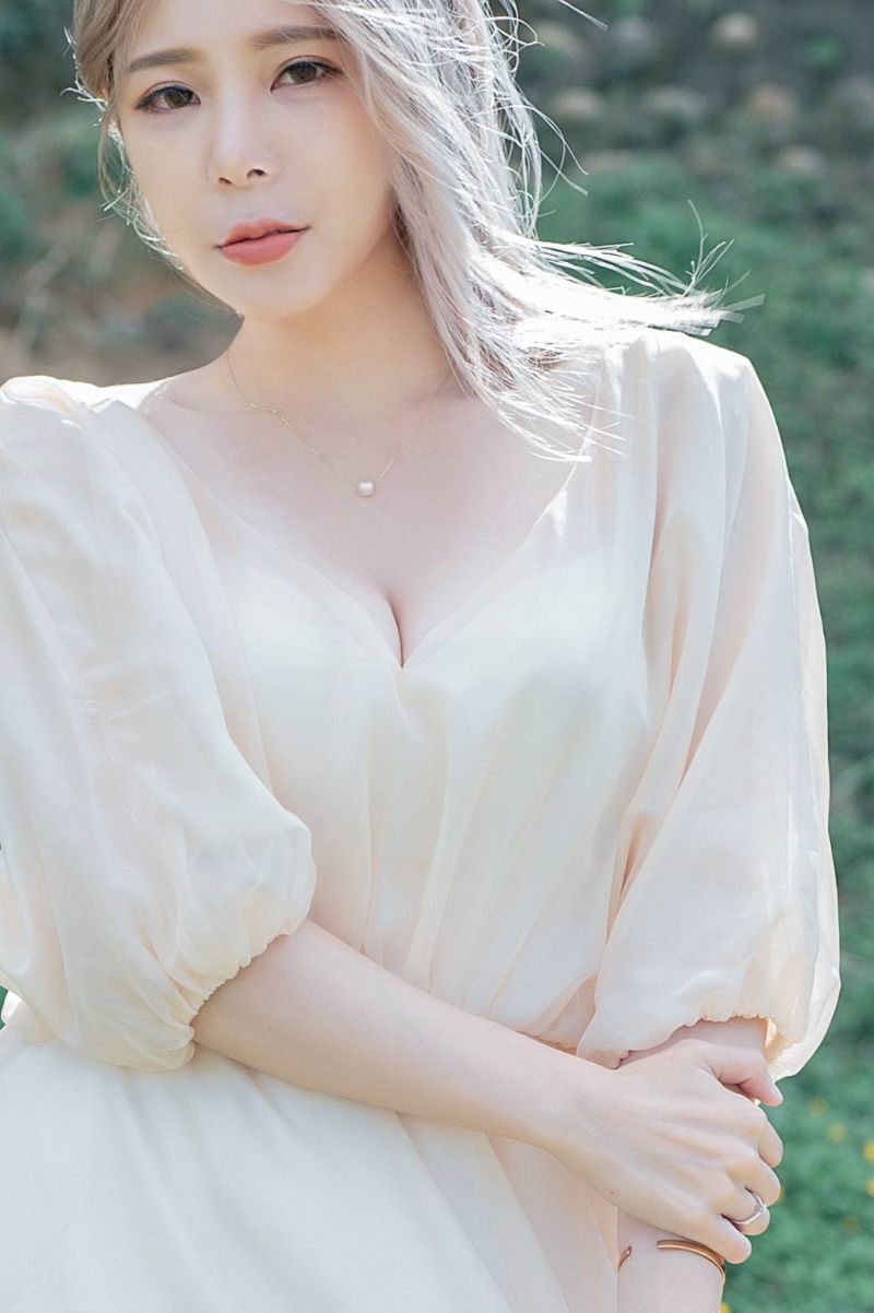 ▲孟慶而婚紗照辣曬美胸。（圖／About the bride提供）