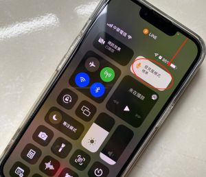 ▲手機撥打LINE語音通訊，接著螢幕由上往下滑可以開啟「控制中心」，就能使用「麥克風模式」。(圖／記者周淑萍攝)
