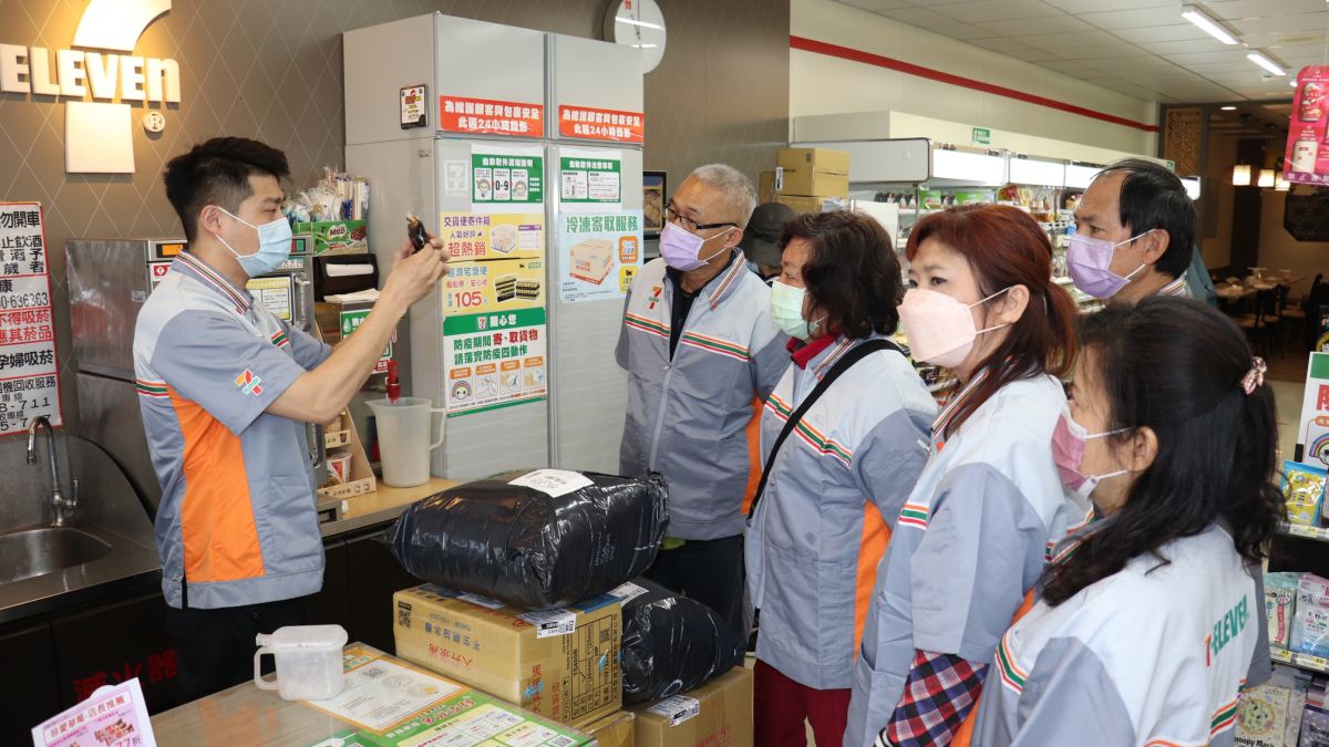 ▲1111人力銀行特地盤整春節期間「忙炸的10個工作」，其中超商店員、外送人員、醫護警消人員等全年無休的職業也皆上榜。（圖／記者張振興攝，2022,02,16）