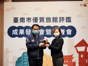 黃偉哲與台南遠東香格里拉飯店業者合影 ▲黃偉哲與台南遠東香格里拉飯店業者合影(圖/記者林怡孜攝,2022,02,16)