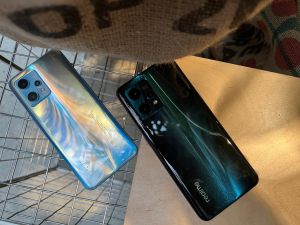 realme 9 Pro+提供兩種顏色。(圖/記者周淑萍攝) ▲▲realme 9 Pro+提供兩種顏色。(圖/記者周淑萍攝)