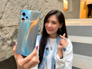 realme 9 Pro+採用光致變色2.0會變色的背蓋設計。(圖/記者周淑萍攝) ▲realme 9 Pro+採用光致變色2.0會變色的背蓋設計。(圖/記者周淑萍攝)