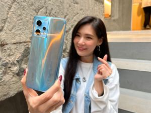 ▲realme 9 Pro+採用光致變色2.0會變色的背蓋設計。（圖／記者周淑萍攝）