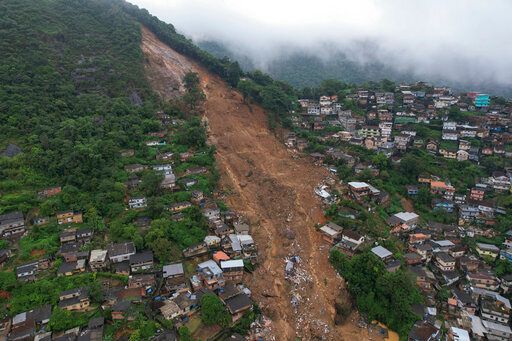 ▲巴西里約熱內盧因豪雨引發土石流洪水，造成至少14人喪命，其中包括8名孩童，另有5人失蹤。（圖／美聯社／達志影像）