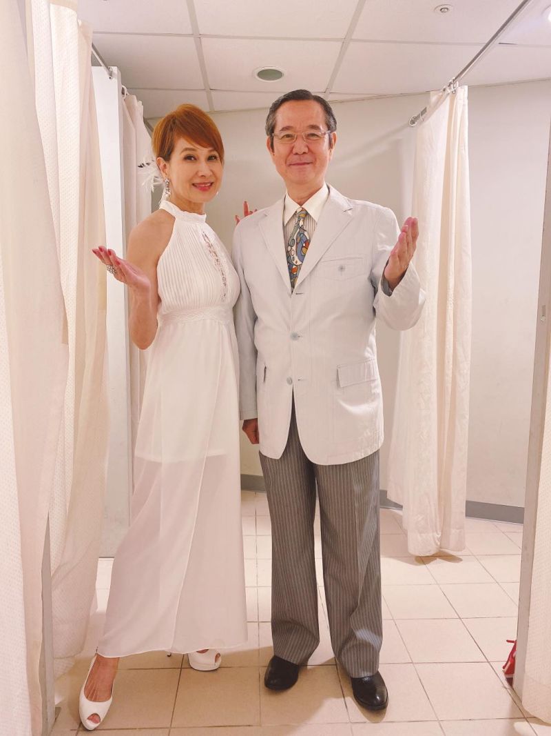 ▲巴戈（右）近年擔任台灣優質生命協會理事長，協助不少年長的資深藝人。（圖／翻攝向娃FB）