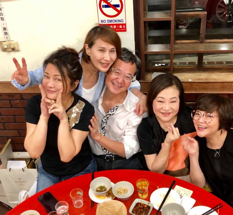 ▲巴戈（中）和圈內好友們長期保持好交情。（圖／翻攝向娃FB）