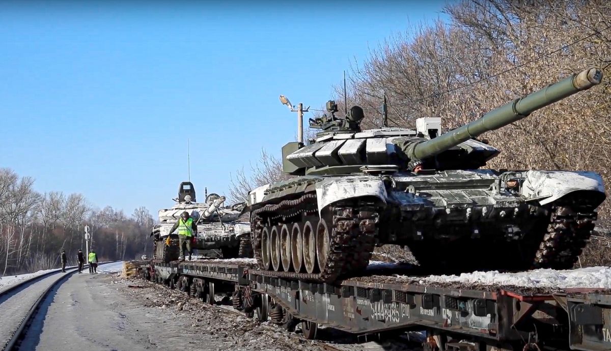 ▲俄羅斯聲稱已從烏克蘭邊境撤回部分軍隊及武器，但此說法遭到歐美國家普遍質疑。圖為俄國官方公開的，坦克被運離的影像。（圖／美聯社／達志影像）
