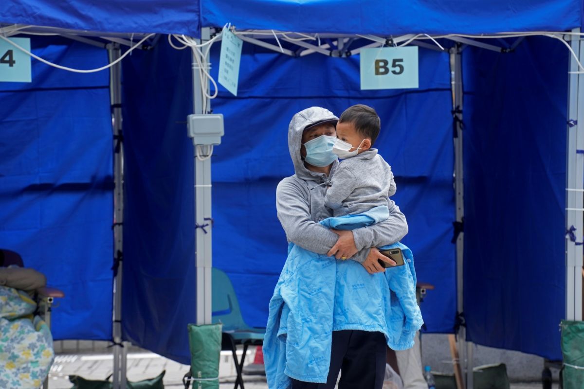 ▲香港政府衛生署專家孔繁毅表示，這波疫情有機會在3月見頂，死亡人數恐再攀升，建議應強制市民接種COVID-19疫苗。資料照。（圖／美聯社／達志影像）