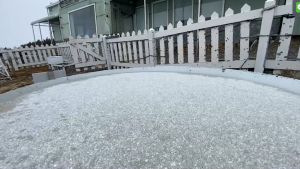 玉山再次降雪 ▲玉山今天從下午1時50分開始降雪,目前持續中。(圖/氣象局提供)