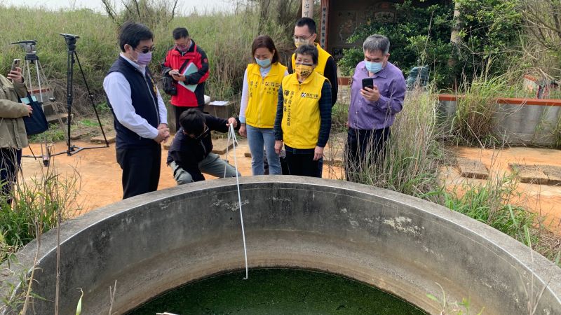 ▲陳椒華指清泉崗產業園區地下水豐沛，與台中市環保局人員站在「風水井」前量測水位。（圖／記者顏幸如攝，2022.02.17）