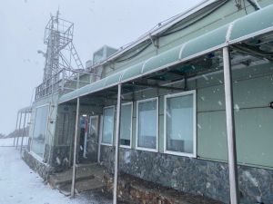 玉山再次降雪 ▲今天下午水氣條件充分配合低溫,玉山傍晚起降雪逐漸變大。(圖/氣象局玉山觀測站提供)