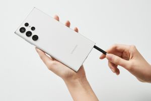 三星S22 Ultra內建S Pen,吸引Noter 換機。(圖/三星提供) ▲三星S22 Ultra內建S Pen,吸引Noter 換機。(圖/三星提供)