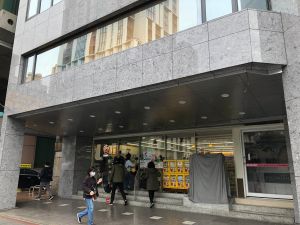 ▲網友發現，一家座落在市區的7-11，竟沒有任何招牌的進行營業。（圖／記者張志浩攝）