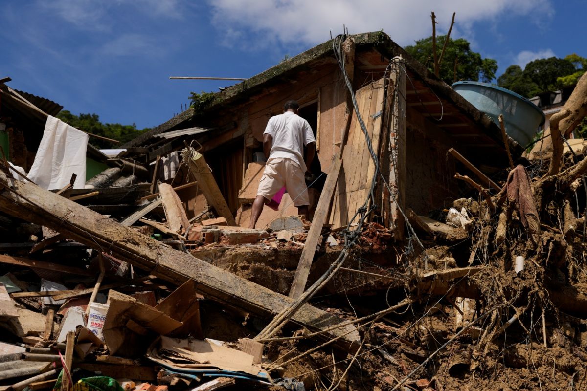 ▲巴西里約熱內盧州山城貝德羅保利斯（Petrópolis）15日降下暴雨，洪水和土石流造成的死亡人數上升至110人。（圖／美聯社／達志影像）