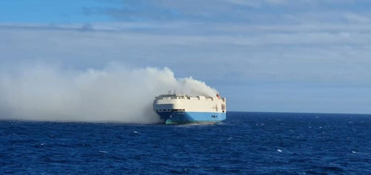 ▲1艘據信載著多輛豪華名車的貨輪在大西洋失火漂流。（圖／翻攝自商業內幕）