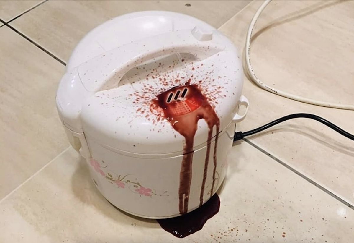 ▲近日網路上流傳一張照片，竟是電鍋冒出血色液體，畫面相當驚悚嚇壞不少人。（圖／翻攝自微博）