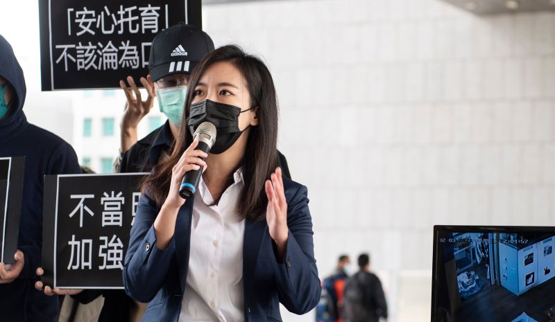 ▲時力南屯區市議員參選人吳佩芸指出,揭露的影片只是整起虐嬰案的冰山一角。(圖/時代力量台中市黨部提供,2022.02.18)