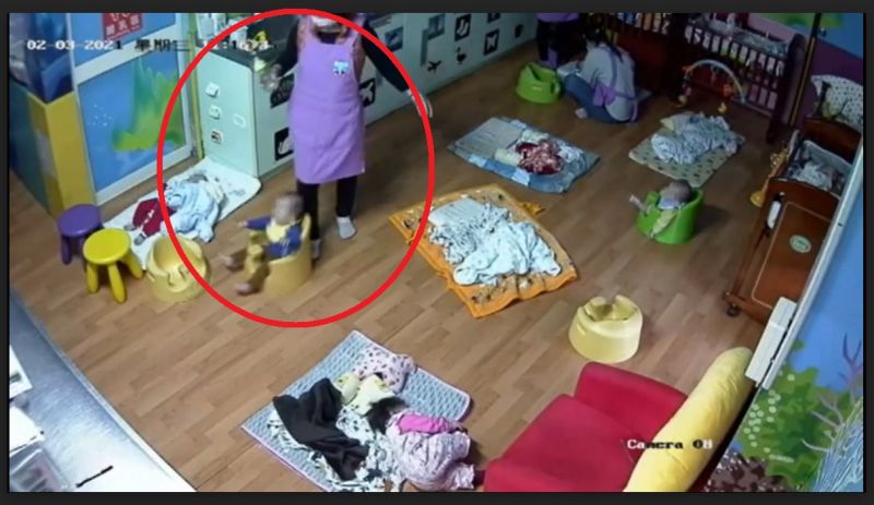 ▲保育員以腳踢幫寶椅移動嬰兒,4個多月的寶寶上半身不斷搖晃。(圖/時代力量台中市黨部提供,2022.02.18)