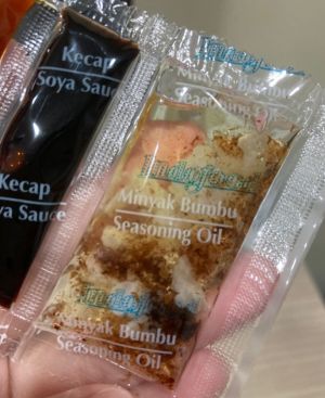 油包中夾雜一顆顆米粒狀的白色物質,讓原PO懷疑該物壞掉了。(圖/截自Dcard) ▲油包中夾雜一顆顆米粒狀的白色物質,讓原PO懷疑該物壞掉了。(圖/截自Dcard)