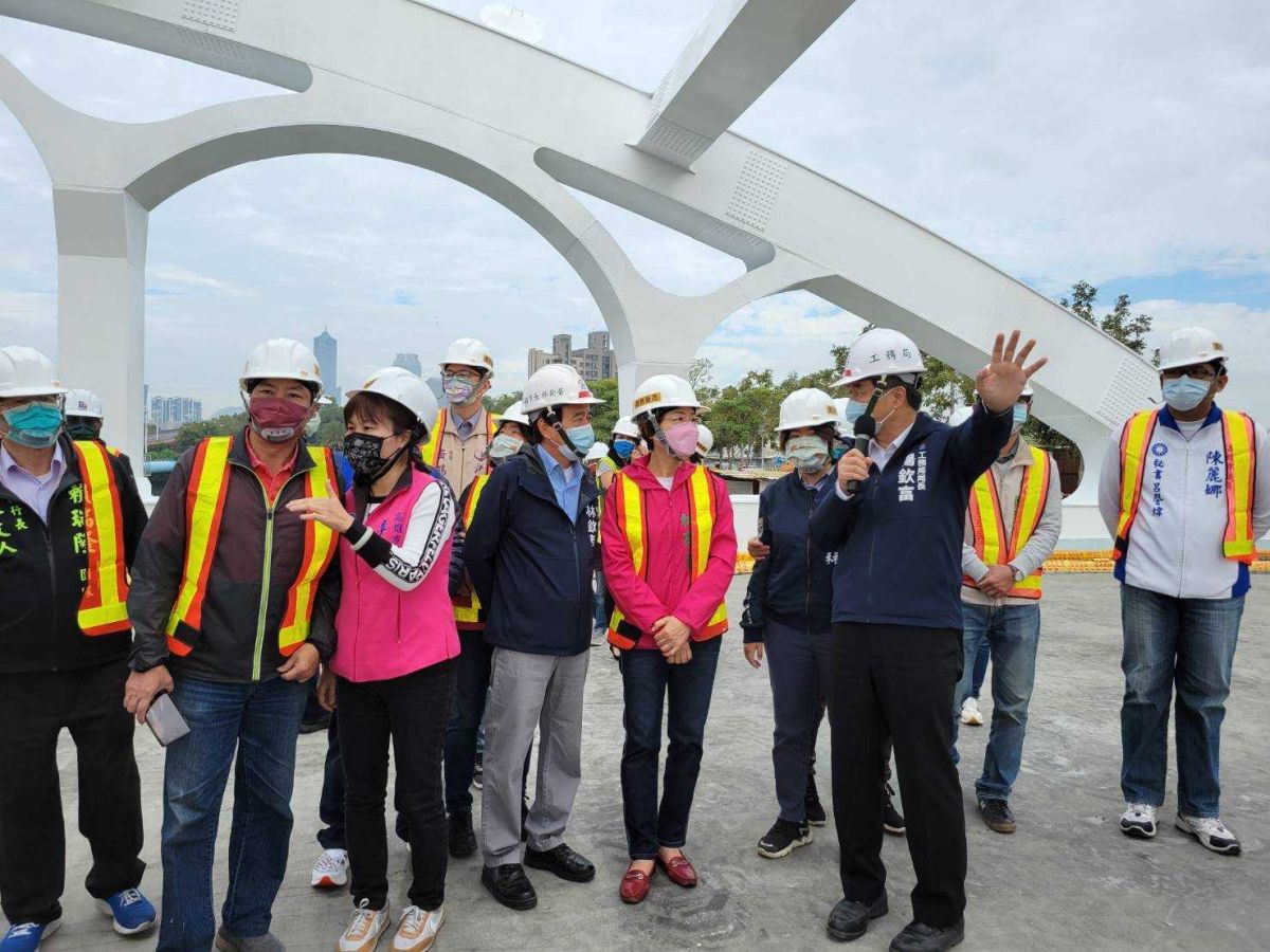 ▲高市副市長林欽榮視察即將於３月底完工的海邦橋。（圖／高市府提供）