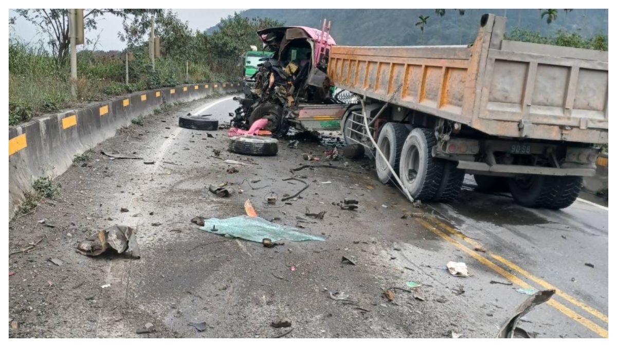 ▲車禍現場一片狼藉，1輛貨車車頭全毀。（圖／翻攝畫面）