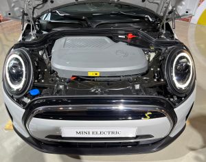 ▲MINI Electric電動車的引擎蓋裡面是高壓電模組、車載充電器。（圖／記者周淑萍攝）