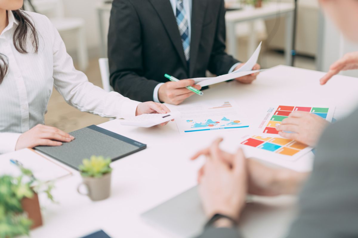 ▲一名求職者在網路上詢問，想知道大家是否都會在面試時偷看辦公室的員工？（示意圖／取自pakutaso）