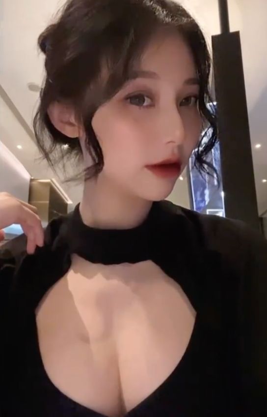▲張香香擁有天使臉蛋和魔鬼身材。（圖／翻攝IG）