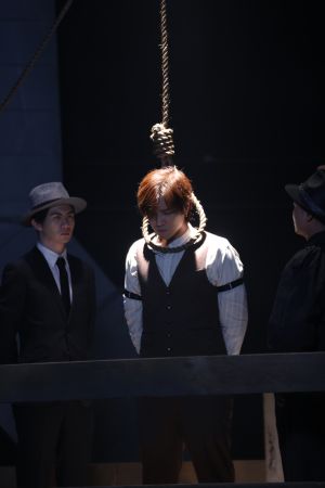 ▲羅志祥在MV中被處吊刑。（圖 / 無惧國際娛樂）
