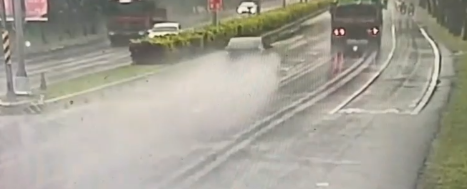 花蓮死亡車禍!轎車「打水漂」撞路樹 釀3死2傷悲劇 ▲19日上午10點多,台9線花蓮縣新城路段發生一起3死2傷的死亡車禍。(圖/翻攝記者爆料網)