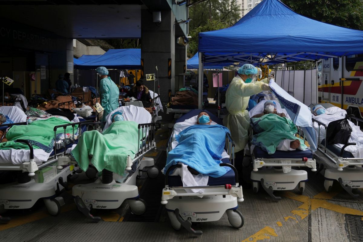 ▲香港疫情嚴重，醫療體系瀕臨崩潰。（圖／美聯社／達志影像）