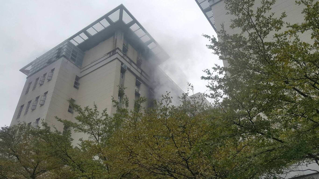 濃煙竄出！宜蘭大學研究室火警　1學生嗆傷
