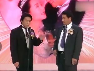 ▲在萬梓良當年和恬妞的婚禮上，周星馳(左)和吳孟達聯手上台致詞道賀。翻攝TVB視頻